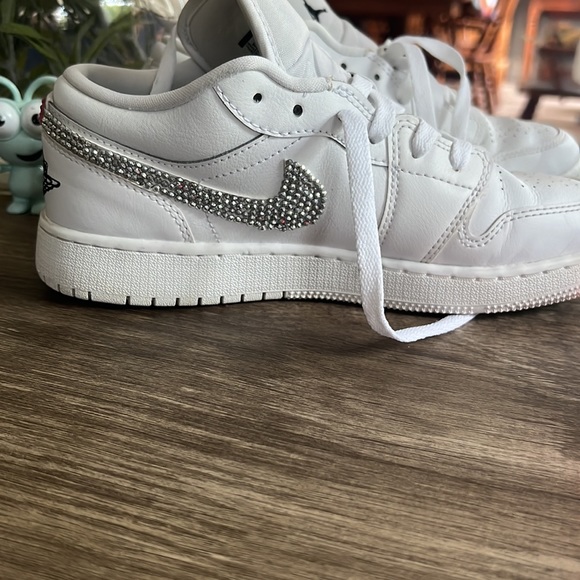Air Jordan custom bling! Size 5.5 women’s! Adorable and minimal wear. - Picture 3 of 5